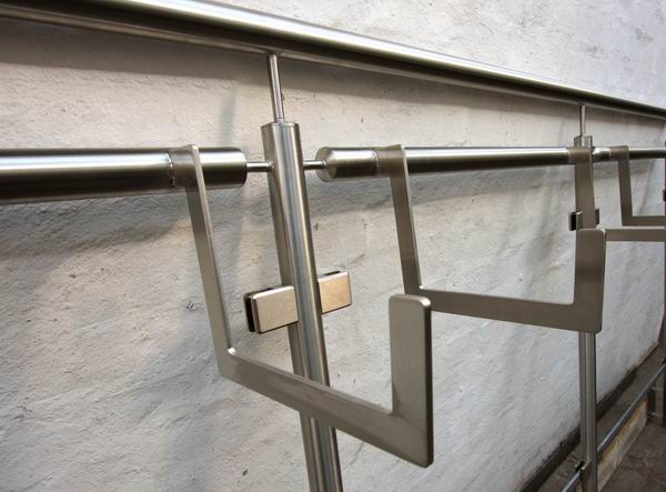 Edelstahlgeländer mit Glas und Blumenkastenhalter