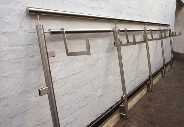 Edelstahlgeländer mit Glas und Blumenkastenhalter