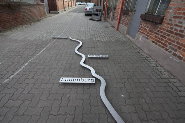 Rad- und Wanderweg an der Elbe in Edelstahl in einer Länge von 10 Metern nachgebildet