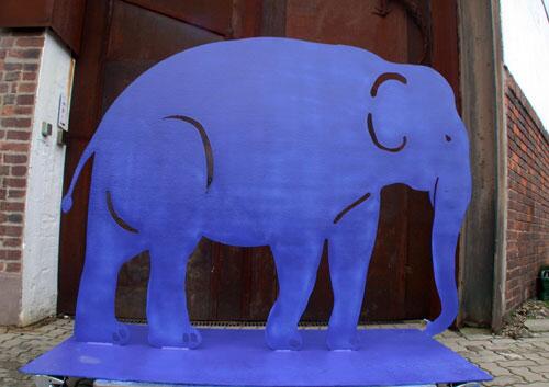 Farbig lackierte Elefanten aus feuerverzinktem Stahl
