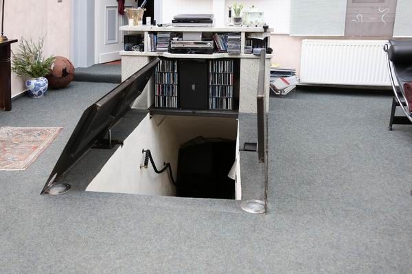 Elektromotorisch bedienbare Kellerklappe