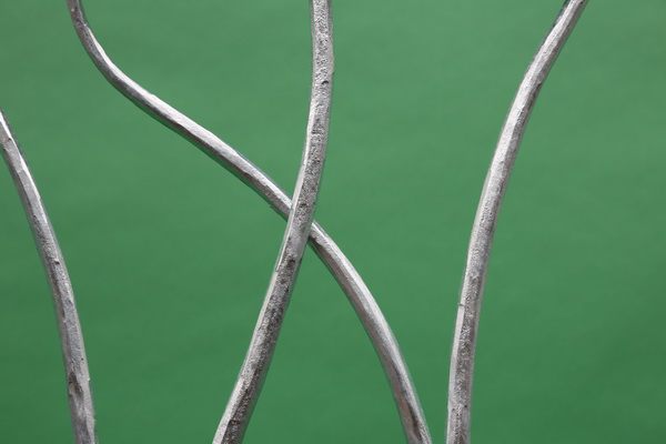 Geschmiedete  Äste  geben dem Fenstergitter Individualität.