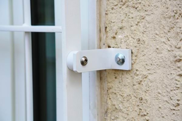weiß lackiertes Fenstergitter aus Flachstahl 40 x 10 mm - stabiler Einbruchschutz