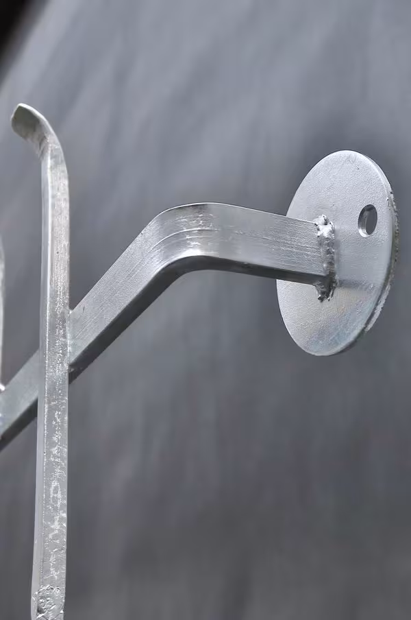 feuerverzinktes Fenstergitter aus Halbfertigteilen - stabiler Einbrecherschutz für Fenster