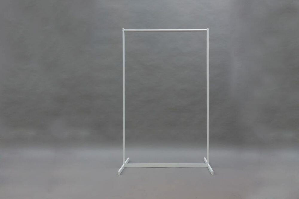 geschraubte Garderobe mit wei&szlig;er Pulverbeschichtung