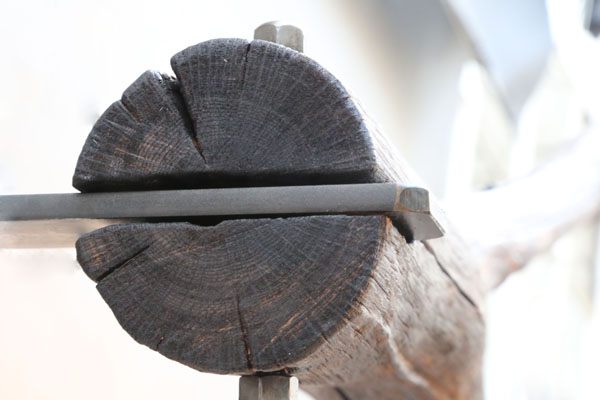 Gardinenstange aus einem Baumstamm