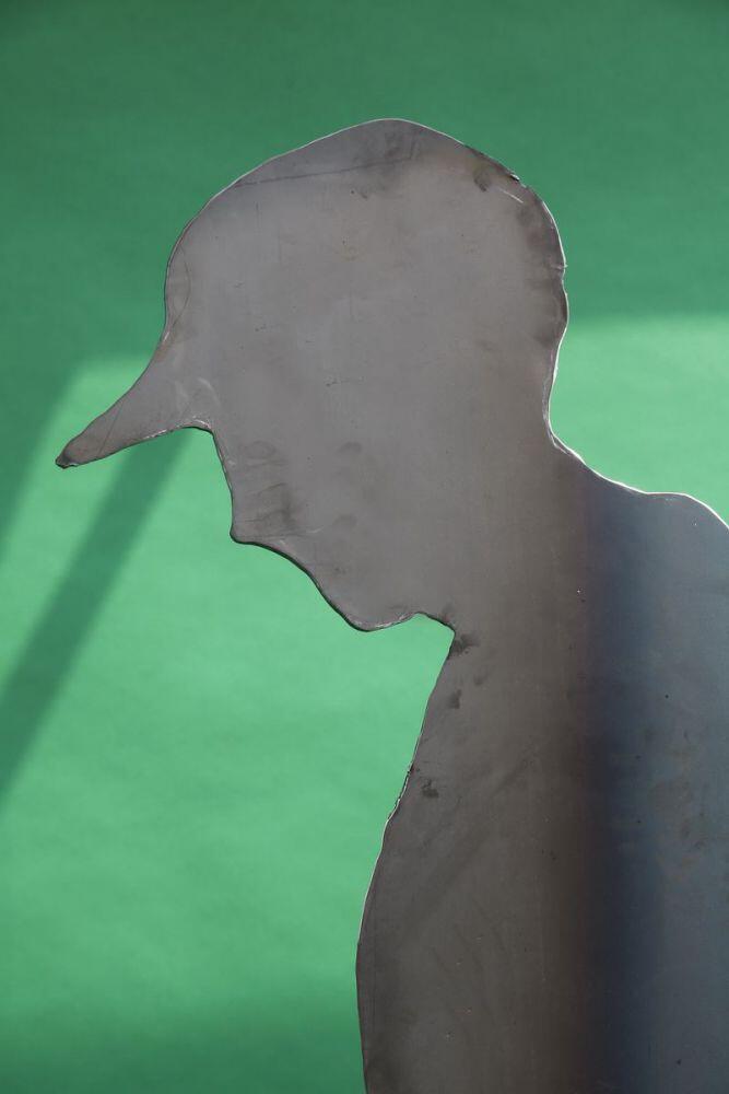 Gartenskulptur: Mann mit Gie&szlig;kanne