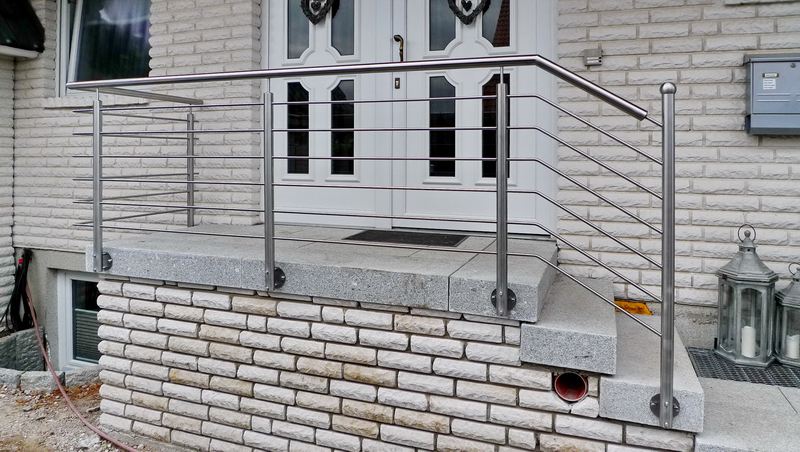 Edelstahlgel&auml;nder als Relinggel&auml;nder f&uuml;r ein Podest