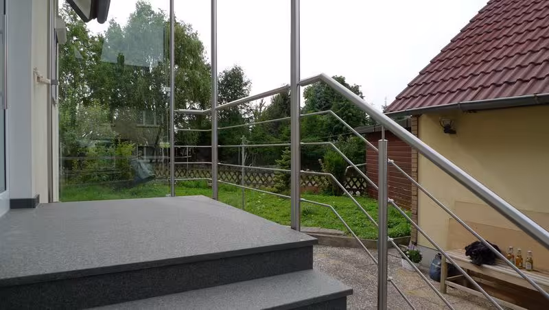 Treppengel&auml;nder mit Vordach und seitlichem Windschutz