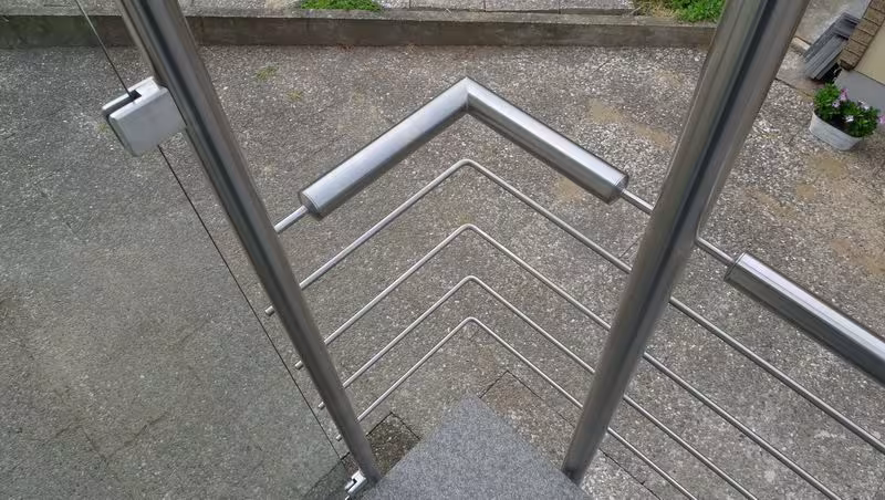 Treppengel&auml;nder mit Vordach und seitlichem Windschutz