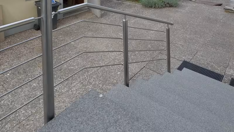 Treppengel&auml;nder mit Vordach und seitlichem Windschutz