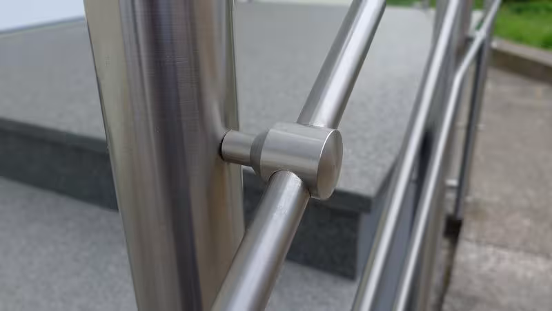 Treppengel&auml;nder mit Vordach und seitlichem Windschutz