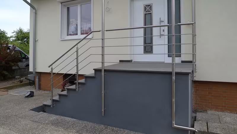 Treppengel&auml;nder mit Vordach und seitlichem Windschutz