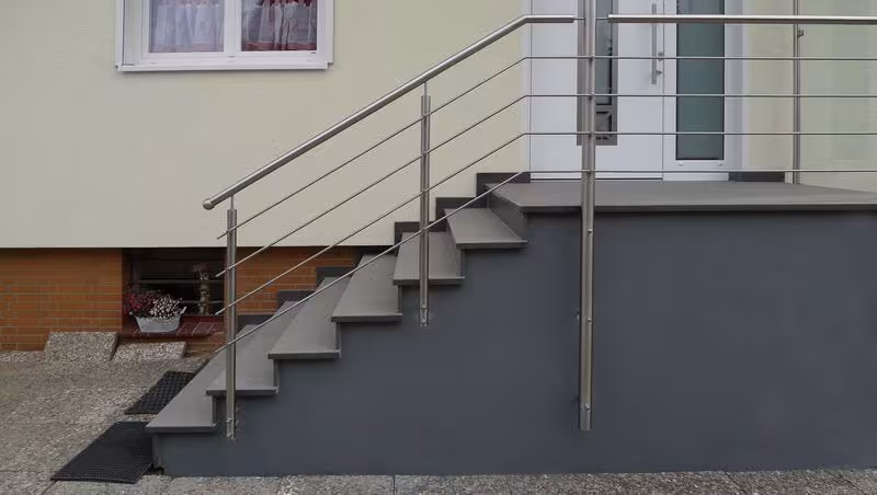 Treppengel&auml;nder mit Vordach und seitlichem Windschutz
