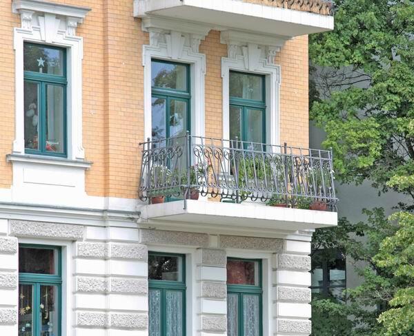 Schmiedeeisernes Balkongeländer in Abstimmung mit der Denkmalpflege