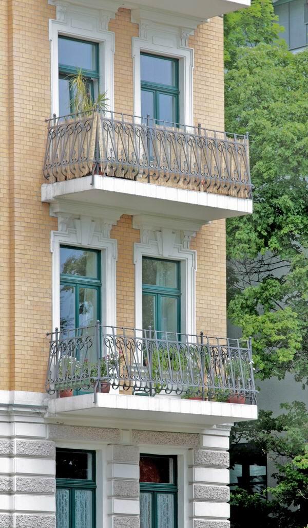 Schmiedeeisernes Balkongel&auml;nder in Abstimmung mit der Denkmalpflege