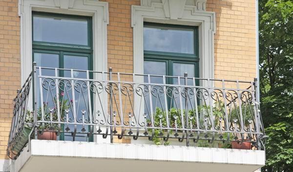 Schmiedeeisernes Balkongeländer in Abstimmung mit der Denkmalpflege