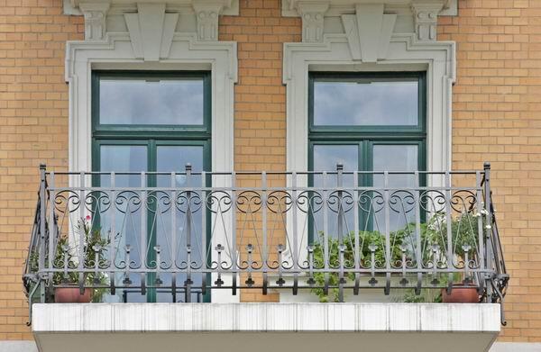 Schmiedeeisernes Balkongeländer in Abstimmung mit der Denkmalpflege