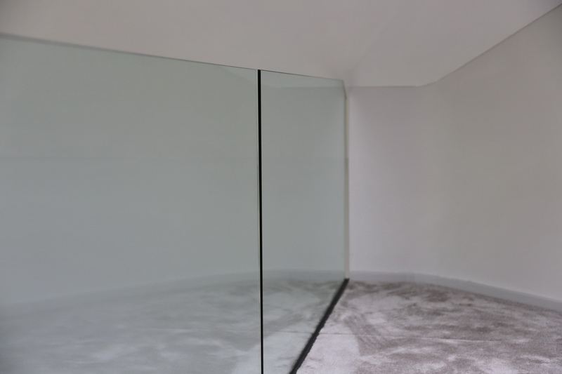 Glasgel&auml;nder System f&uuml;r eine Br&uuml;stung