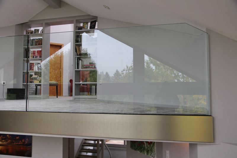 Glasgel&auml;nder System f&uuml;r eine Br&uuml;stung