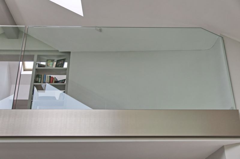 Glasgel&auml;nder System f&uuml;r eine Br&uuml;stung