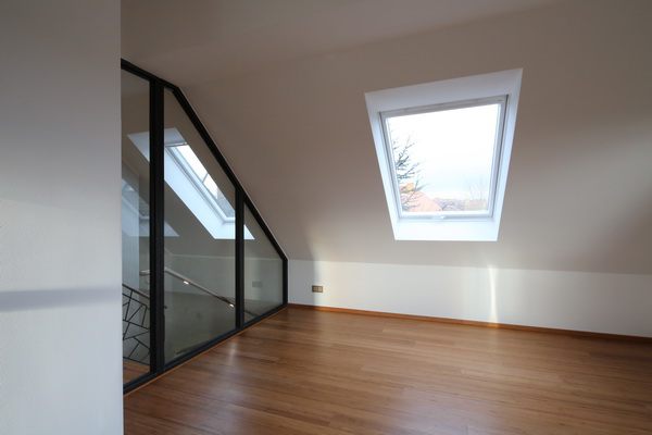 Glas Trennwand aus Stahl im Industriefenster Look