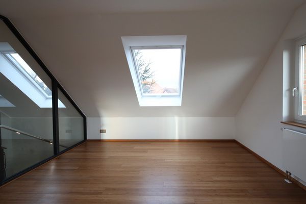 Glas Trennwand aus Stahl im Industriefenster Look