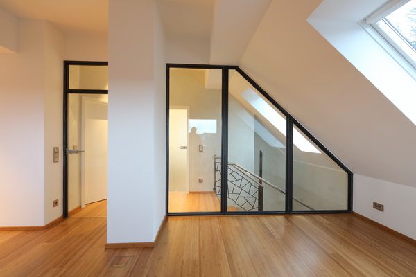 Glas Trennwand aus Stahl im Industriefenster Look