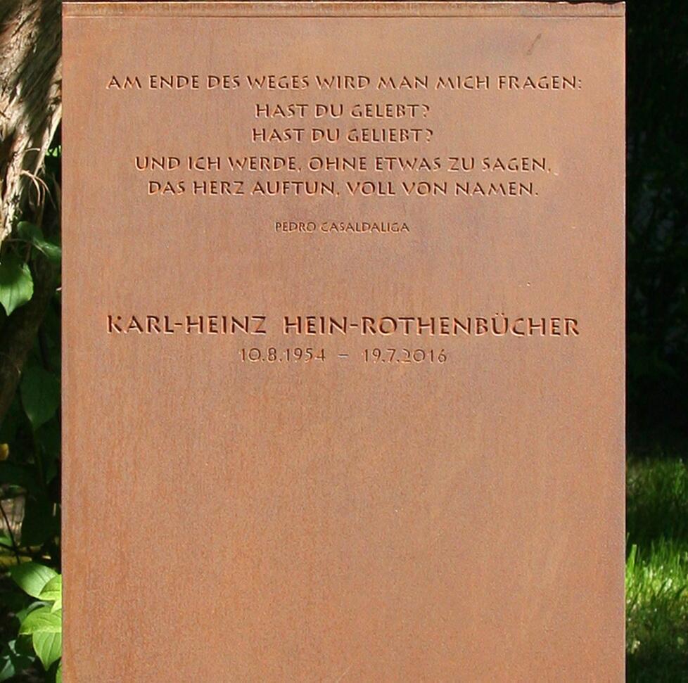Rostige Textafel mit gravierter Inschrift - Grabinschrift aus Corten Stahl