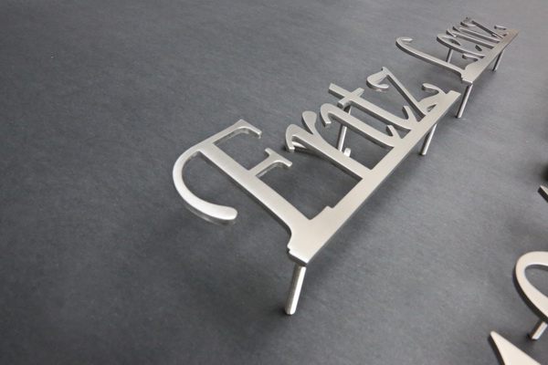 Schöne Edelstahl Schrift für ein Grabmal