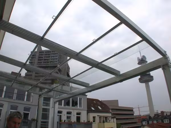 Terrassen&uuml;berdachung mit Glasf&uuml;llung f&uuml;r einen Balkon im 5. Stock