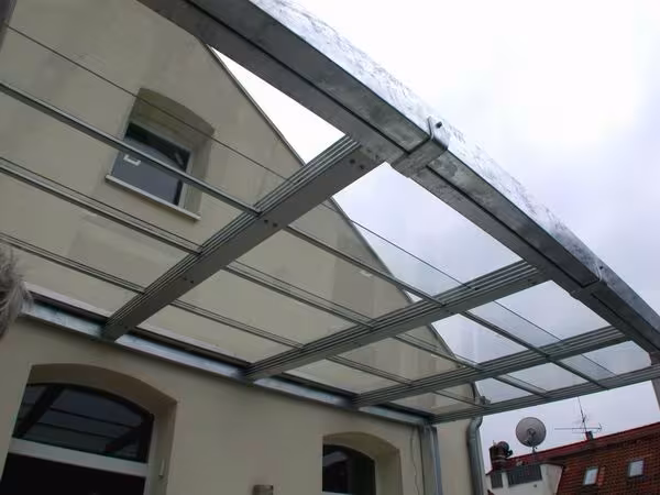 Terrassen&uuml;berdachung mit Glasf&uuml;llung f&uuml;r einen Balkon im 5. Stock