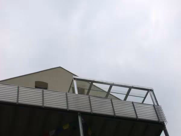 Terrassen&uuml;berdachung mit Glasf&uuml;llung f&uuml;r einen Balkon im 5. Stock