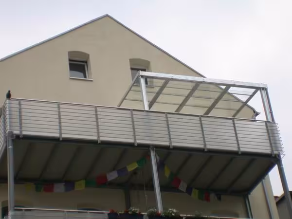 Terrassen&uuml;berdachung mit Glasf&uuml;llung f&uuml;r einen Balkon im 5. Stock