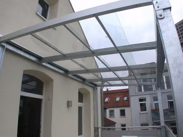 Terrassen&uuml;berdachung mit Glasf&uuml;llung f&uuml;r einen Balkon im 5. Stock