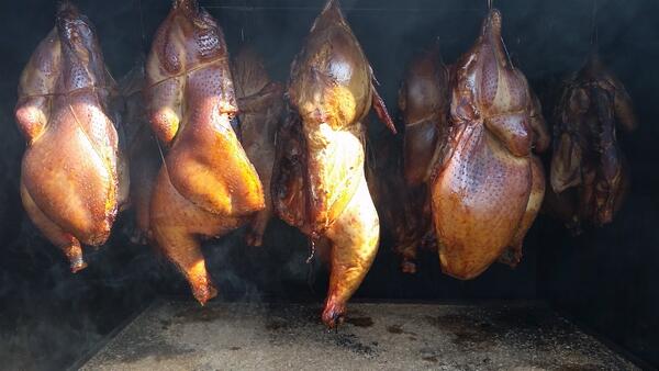 Räucherofen im Großformat, für echten Rauchgeschmack - geräucherte Hähnchen