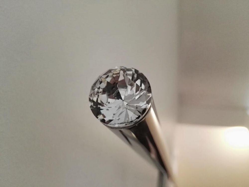 massiver Handlauf mit einem Brillanten als Abschlu&szlig;