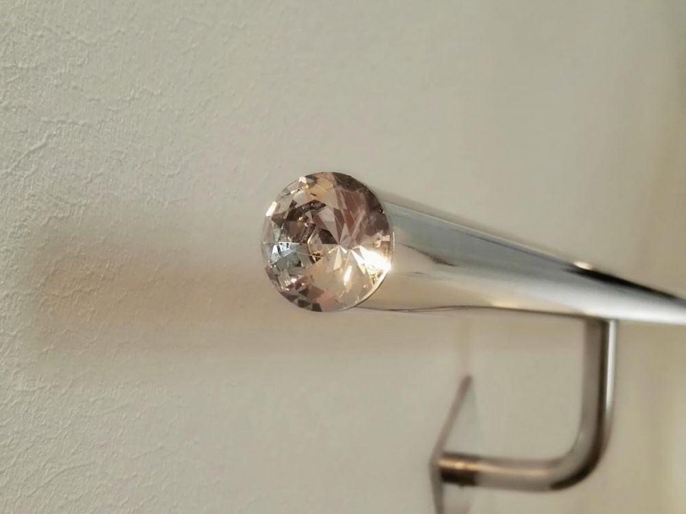 massiver Handlauf mit einem Brillanten als Abschlu&szlig;