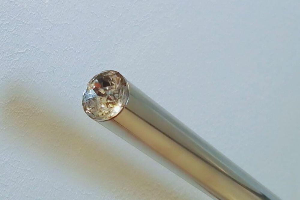 massiver Handlauf mit einem Brillanten als Abschlu&szlig;