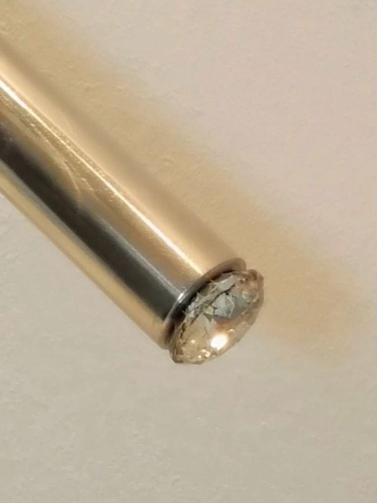 massiver Handlauf mit einem Brillanten als Abschlu&szlig;