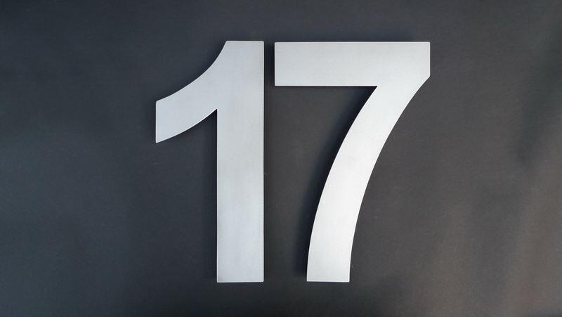 gelaserte Hausnummer aus Edelstahl - Hausnummer 17