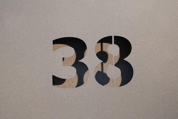 Hausnummer aus Blech gelasert und mit einem zweiten Blech hinterlegt