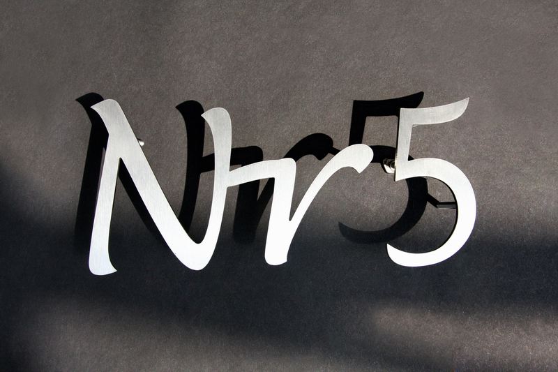 Edelstahlschriftzug mit Hausnummer 5