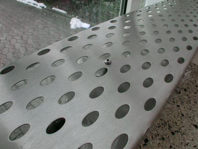 Heizkörperverkleidung aus Edelstahlblech mit ovaler Lochung