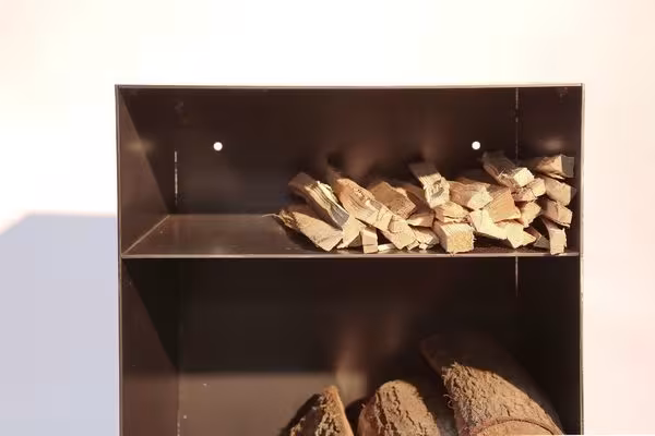 Holz Regal mit R&uuml;ckwand und einem Extrafach f&uuml;r Anmachholz