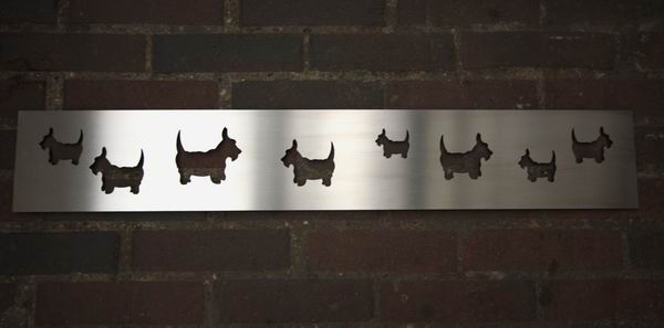 Lüftungsgitter mit gelaserten Hunden aus geschliffenem Edelstahl