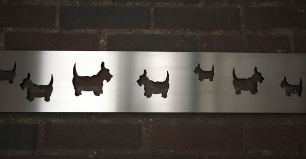 Lüftungsgitter mit gelaserten Hunden aus geschliffenem Edelstahl