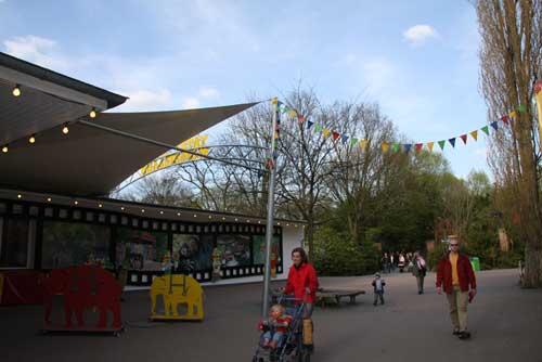 Ein neues Regen- und Sonnensegel im Zoo Hannover. Wir lassen Tatzi Tatz nicht im Regen stehen.