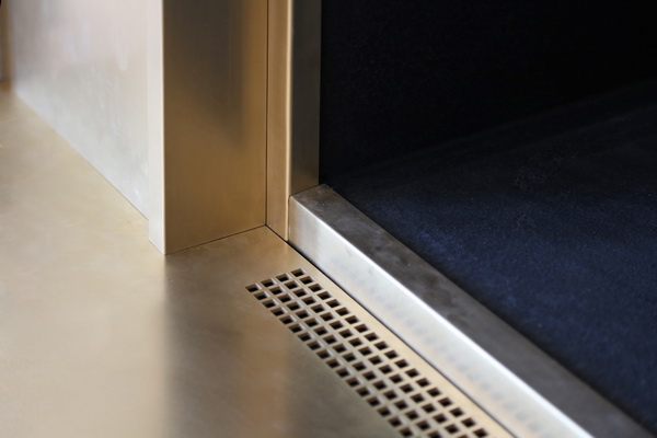Diese Tombak Blende fasst einen Kamin