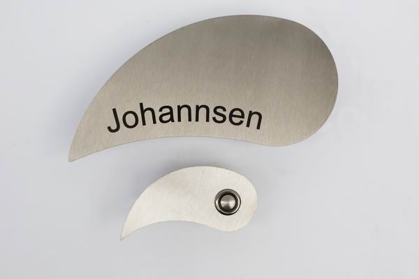 Anspruchvolles Namensschild mit Klingel